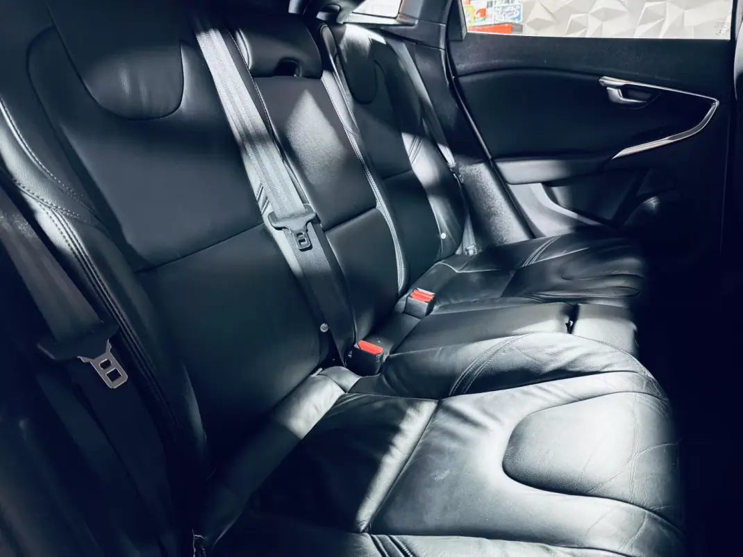 Volvo V40 2013 - 9990 EUR, 258002 km - AUTO.MOTO.pt - 258002km - foto 20 de 31