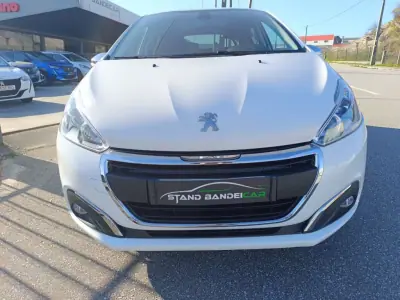 Peugeot 208 2017 - 11500 EUR, 81000 km - AUTO.MOTO.pt - 81000km - foto 8 de 24