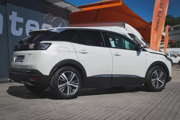 Peugeot 3008 2023 - 24380 EUR, 64120 km - 64120km - foto 3 de 27
