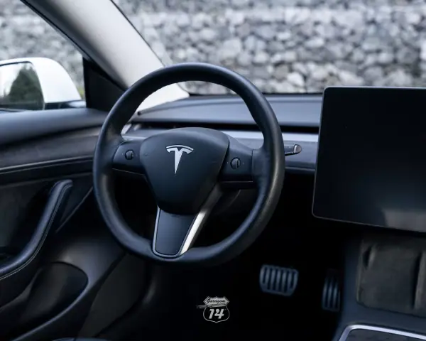 Tesla Model 3 2022 - 32990 EUR, 121900 km - AUTO.MOTO.pt - 121900km - foto 13 de 36