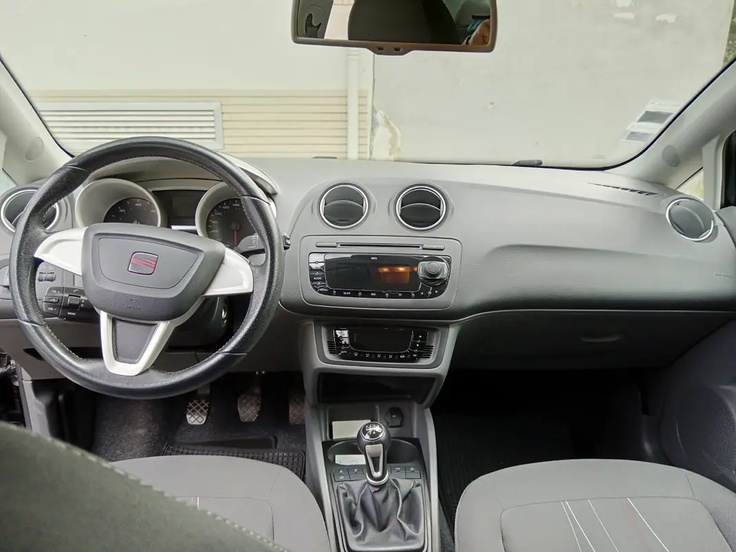 SEAT Ibiza 2011 - 5150 EUR, 212000 km - AUTO.MOTO.pt - 212000km - foto 5 de 5