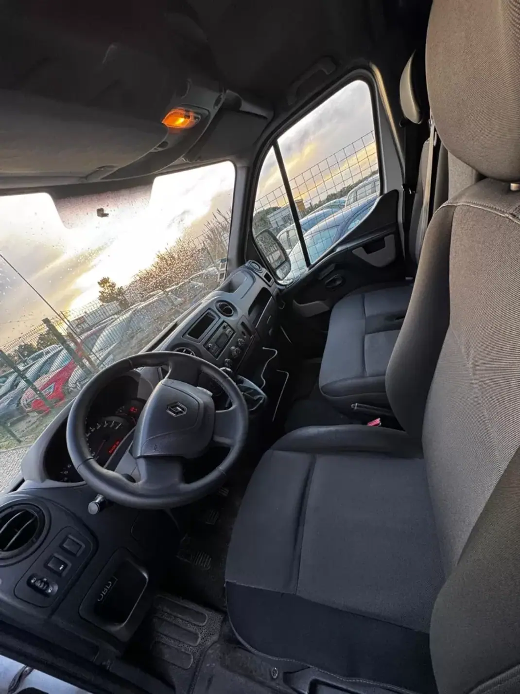 Renault Master 2017 - 15900 EUR, 301000 km - AUTO.MOTO.pt - 301000km - foto 4 de 5
