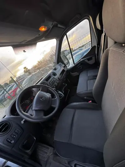 Renault Master 2017 - 15900 EUR, 301000 km - AUTO.MOTO.pt - 301000km - foto 4 de 5