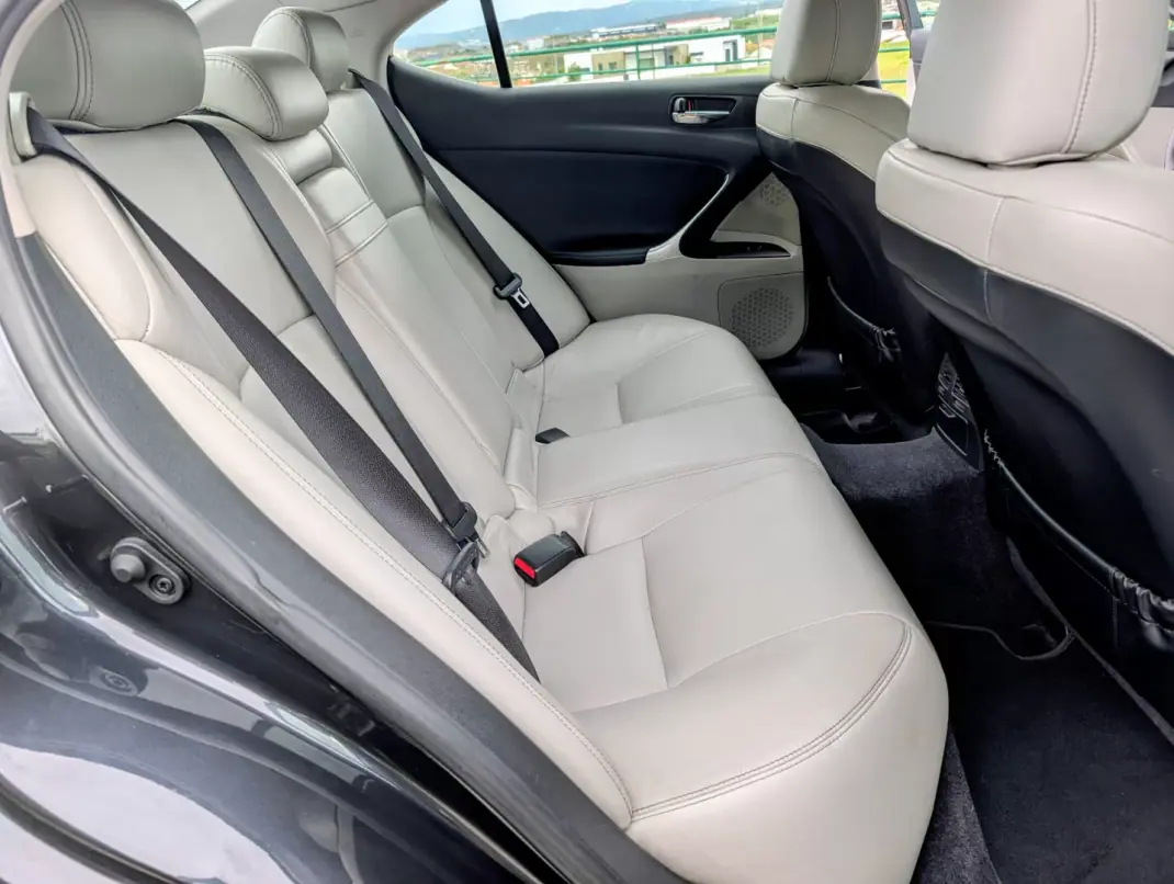 Lexus IS 220 2009 - 8500 EUR, 204441 km - AUTO.MOTO.pt - 204441km - foto 13 de 26