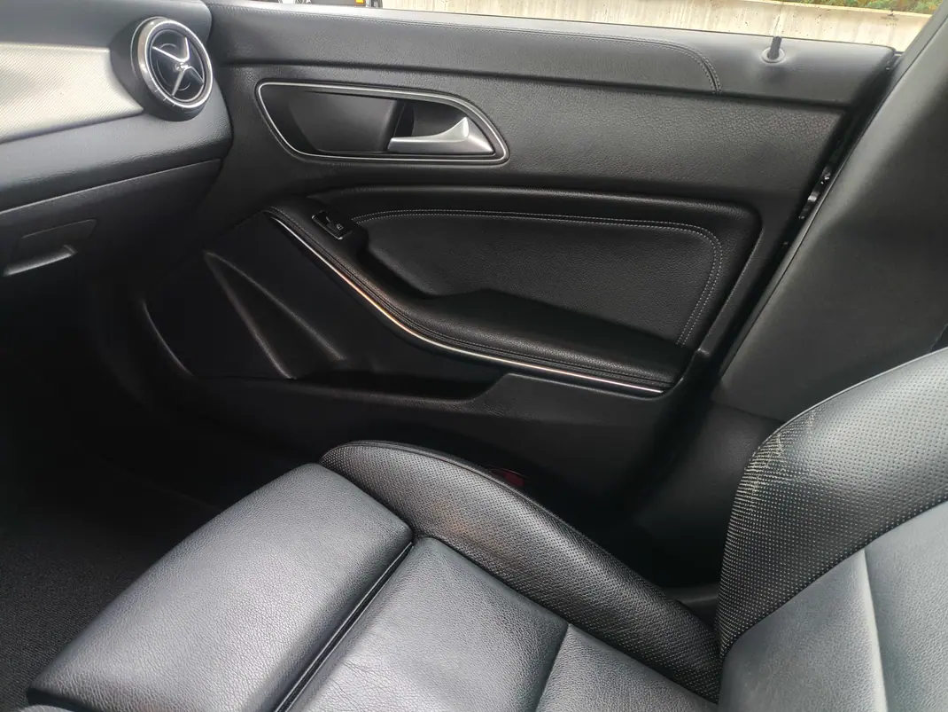 Mercedes-Benz C 180 2017 - 19900 EUR, 191000 km - AUTO.MOTO.pt - 191000km - foto 6 de 12