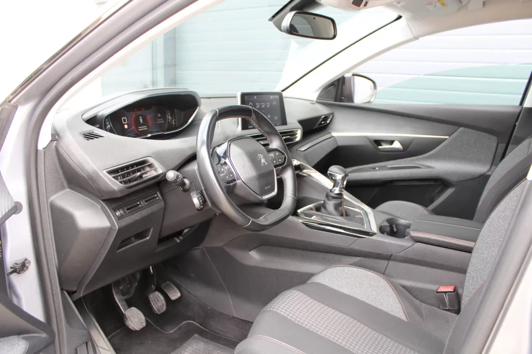 Peugeot 3008 2018 - 18000 EUR, 97000 km - AUTO.MOTO.pt - 97000km - foto 8 de 18