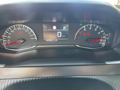 Peugeot 2008 2021 - 17950 EUR, 96530 km - AUTO.MOTO.pt - 96530km - foto 11 de 12