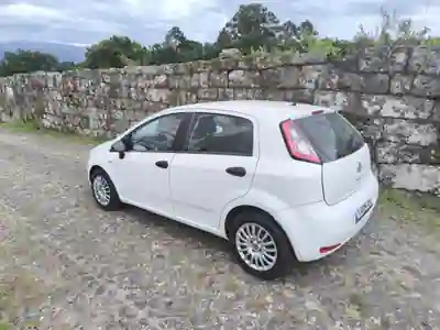 Fiat Grande Punto 2013 - 6000 EUR, 179000 km - AUTO.MOTO.pt - 179000km - foto 4 de 10
