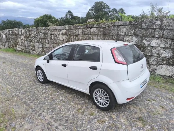 Fiat Grande Punto 2013 - 6000 EUR, 179000 km - AUTO.MOTO.pt - 179000km - foto 4 de 10