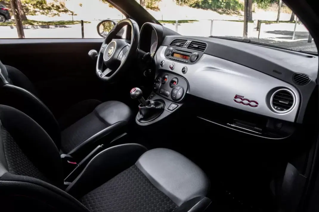 Fiat 500C 2014 - 10990 EUR, 97442 km - AUTO.MOTO.pt - 97442km - foto 26 de 33
