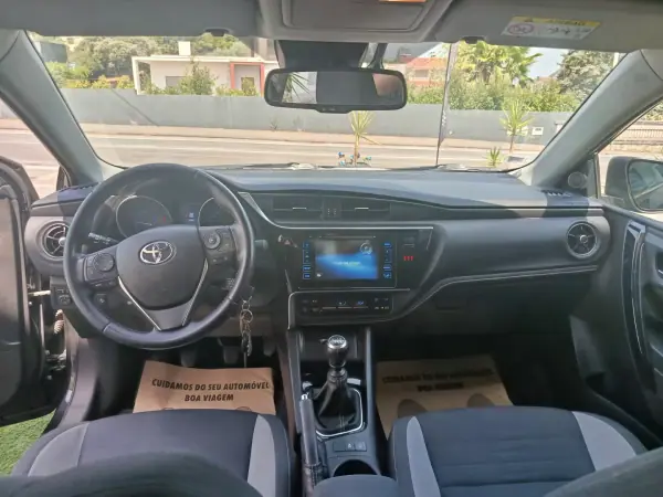 Toyota Auris 2015 - 10950 EUR, 184300 km - AUTO.MOTO.pt - 184300km - foto 11 de 13
