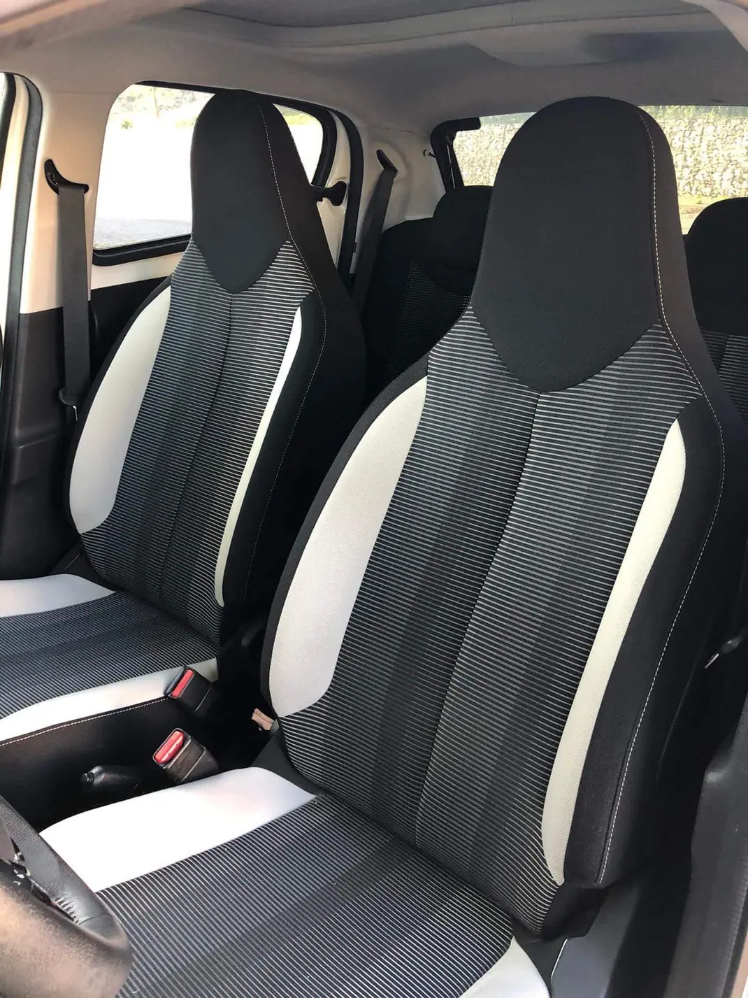Peugeot 108 2016 - 8000 EUR, 116000 km - AUTO.MOTO.pt - 116000km - foto 6 de 9