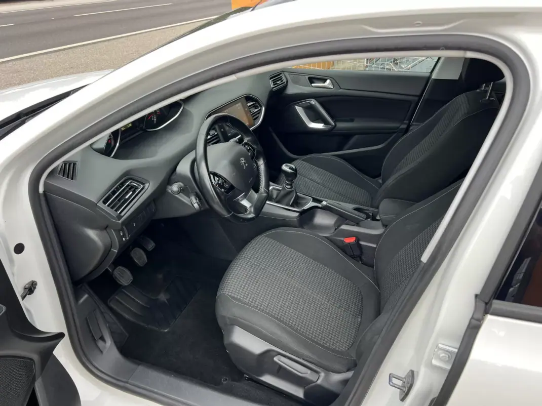 Peugeot 308 2019 - 12750 EUR, 142695 km - AUTO.MOTO.pt - 142695km - foto 15 de 19