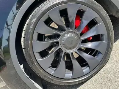 Tesla Model Y 2022 - 39999 EUR, 101000 km - AUTO.MOTO.pt - 101000km - foto 14 de 23