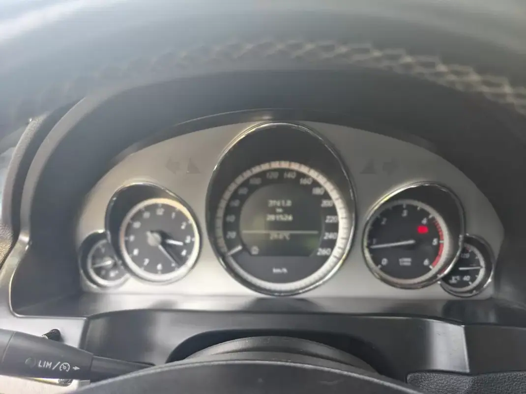 Mercedes-Benz E 220 2010 - 15499 EUR, 202000 km - 202000km - foto 30 de 35