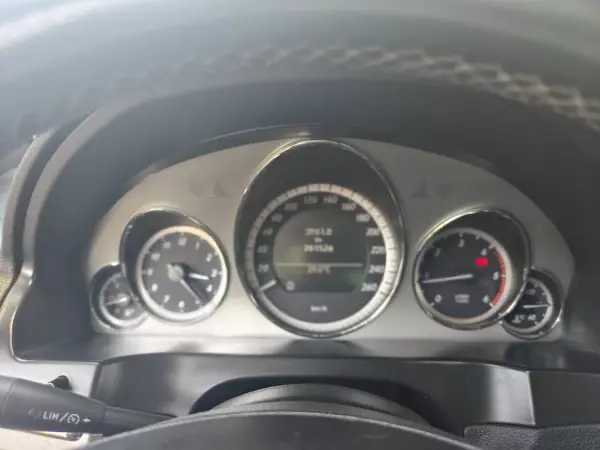Mercedes-Benz E 220 2010 - 15499 EUR, 202000 km - AUTO.MOTO.pt - 202000km - foto 30 de 35