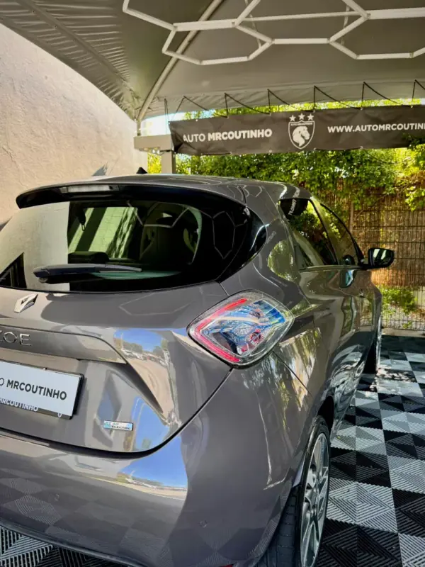 Renault Zoe 2017 - 9900 EUR, 133208 km - AUTO.MOTO.pt - 133208km - foto 6 de 17