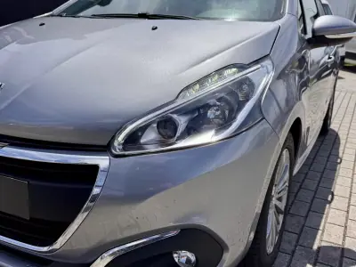Peugeot 208 2019 - 11990 EUR, 53000 km - AUTO.MOTO.pt - 53000km - foto 5 de 19