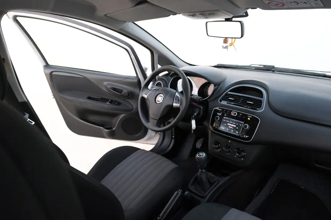 Fiat Punto 2018 - 7800 EUR, 77000 km - AUTO.MOTO.pt - 77000km - foto 3 de 5