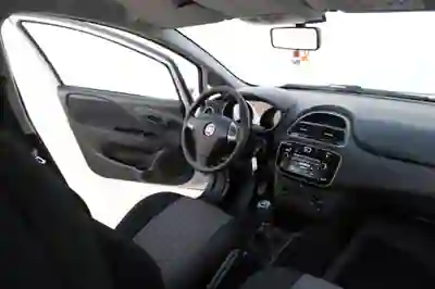 Fiat Punto 2018 - 7800 EUR, 77000 km - AUTO.MOTO.pt - 77000km - foto 3 de 5