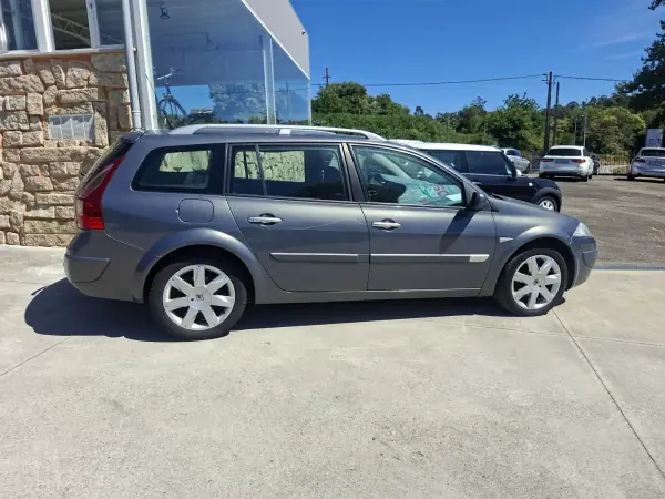 Renault Mégane 2006 - 2700 EUR, 236305 km - AUTO.MOTO.pt - 236305km - foto 2 de 10
