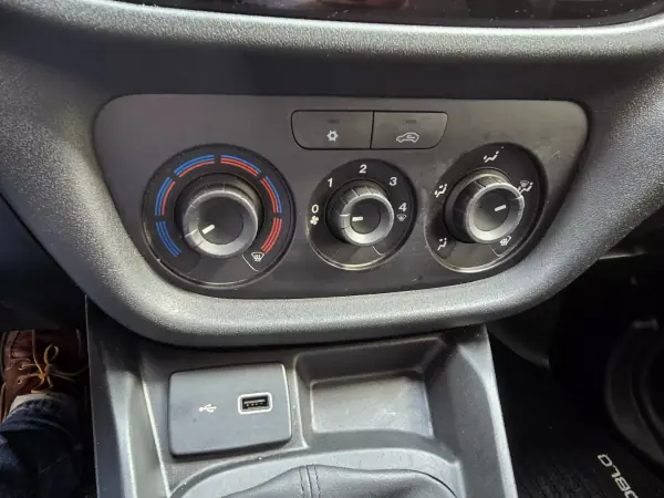 Fiat Doblo 2020 - 11500 EUR, 144234 km - AUTO.MOTO.pt - 144234km - foto 19 de 22