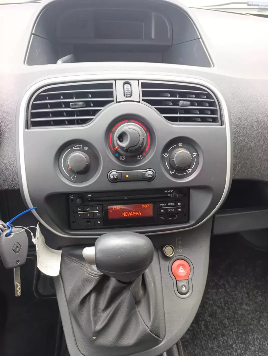 Renault 2020 - 9900 EUR, 108709 km - AUTO.MOTO.pt - 108709km - foto 8 de 11