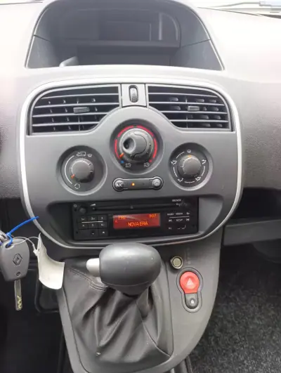 Renault 2020 - 9900 EUR, 108709 km - AUTO.MOTO.pt - 108709km - foto 8 de 11