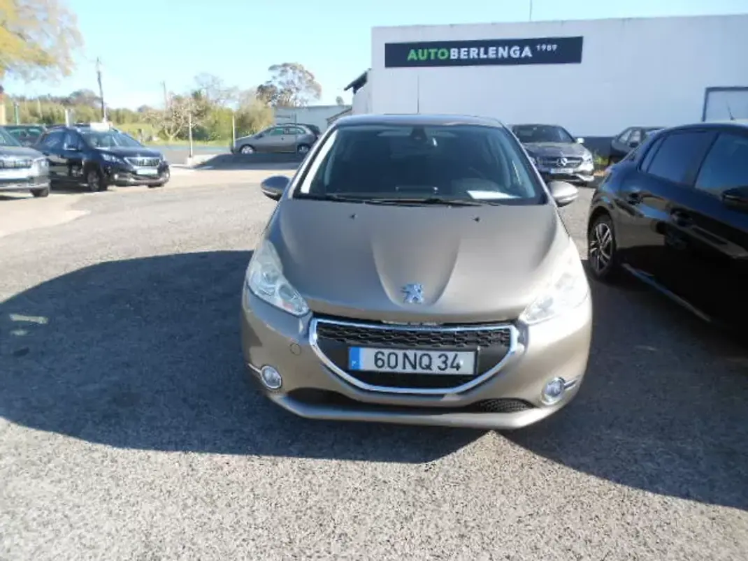Peugeot 208 2013 - 9900 EUR, 99398 km - AUTO.MOTO.pt - 99398km - foto 3 de 12