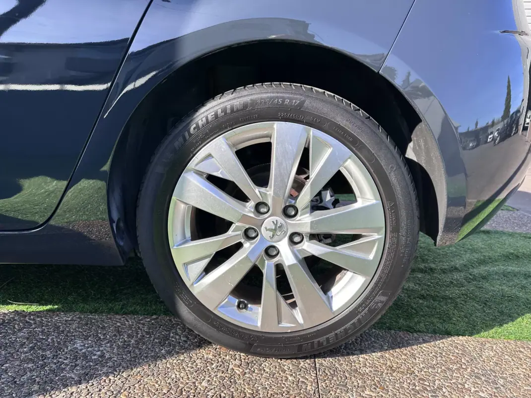 Peugeot 308 2018 - 12500 EUR, 280000 km - AUTO.MOTO.pt - 280000km - foto 18 de 41