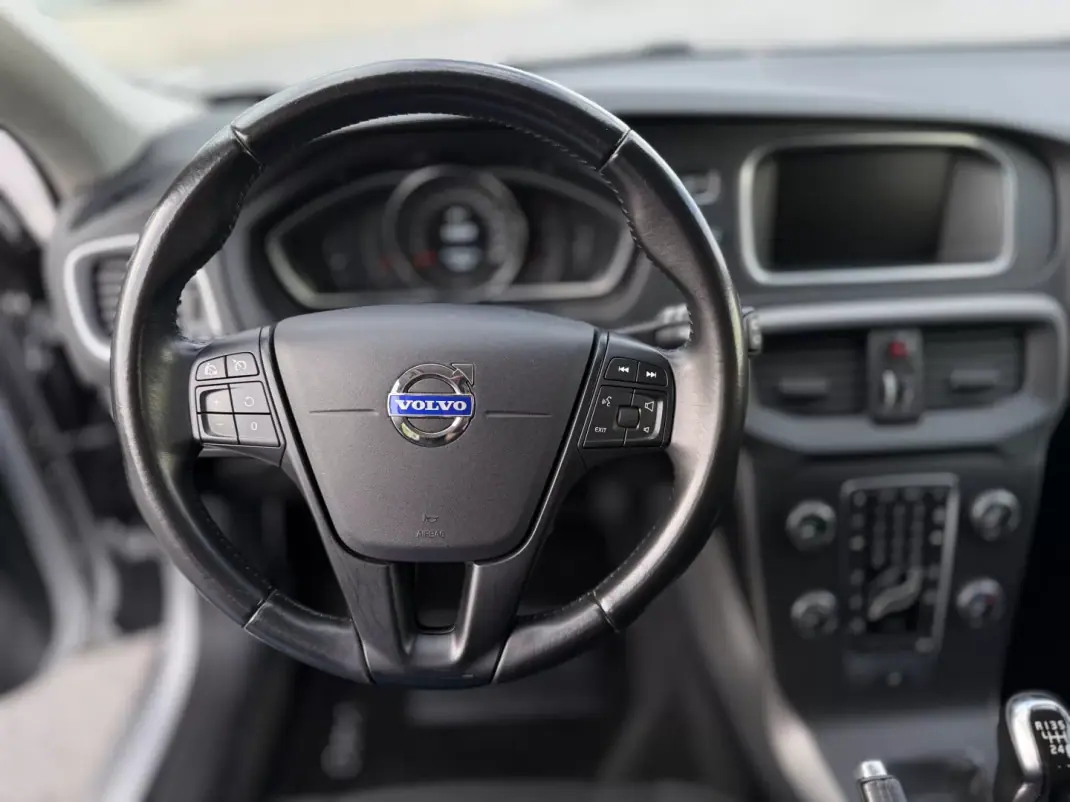 Volvo V40 2015 - 12450 EUR, 143090 km - AUTO.MOTO.pt - 143090km - foto 15 de 20