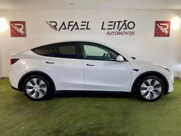 Tesla Model Y 2023 - 35450 EUR, 75000 km - AUTO.MOTO.pt - 75000km - foto 8 de 39