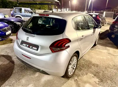 Peugeot 208 2018 - 10990 EUR, 40612 km - AUTO.MOTO.pt - 40612km - foto 2 de 4