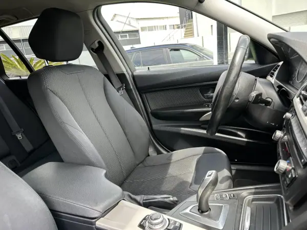 BMW 318 2015 - 13900 EUR, 173000 km - AUTO.MOTO.pt - 173000km - foto 59 de 62