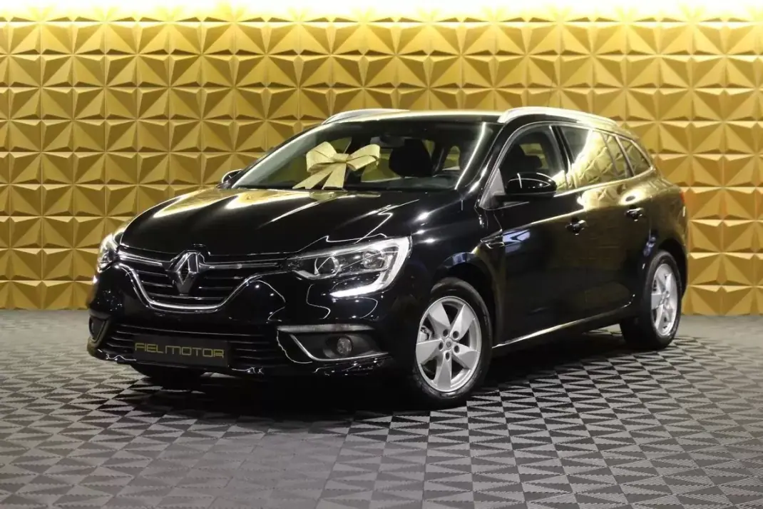 Renault Mégane Sport Tourer 2017 - 9900 EUR, 190000 km - AUTO.MOTO.pt - 190000km - foto 1 de 25