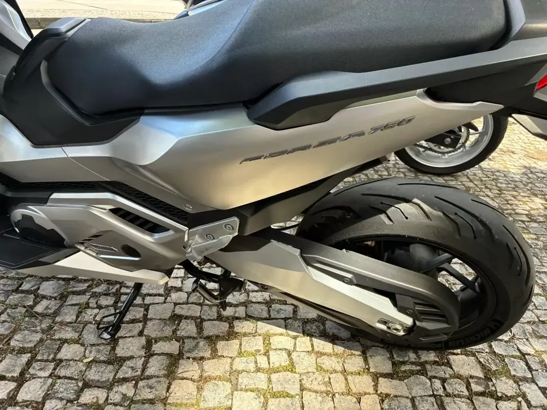 Honda Forza 2022 - 8250 EUR, 37616 km - AUTO.MOTO.pt - 37616km - foto 13 de 14