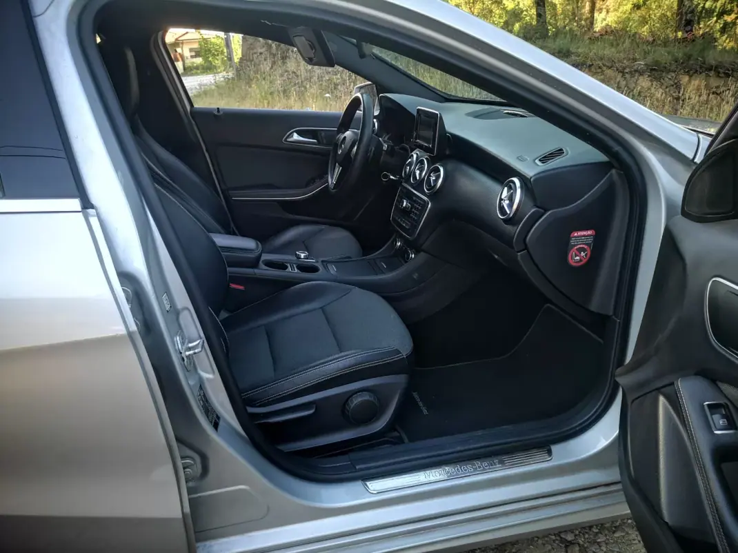 Mercedes-Benz A 180 2015 - 12950 EUR, 218000 km - 218000km - foto 13 de 23