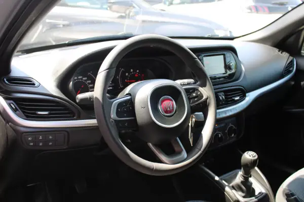 Fiat Tipo Station Wagon 2021 - 9990 EUR, 192500 km - AUTO.MOTO.pt - 192500km - foto 18 de 25