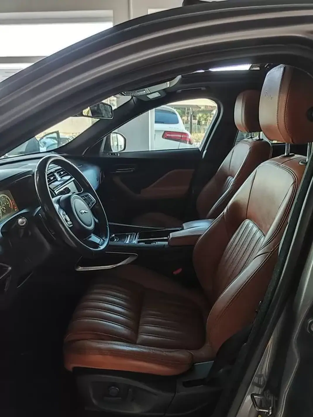 Jaguar F-Pace 2017 - 22500 EUR, 147000 km - AUTO.MOTO.pt - 147000km - foto 13 de 40