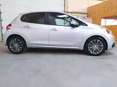Peugeot 208 2017 - 12999 EUR, 118000 km - AUTO.MOTO.pt - 118000km - foto 5 de 15