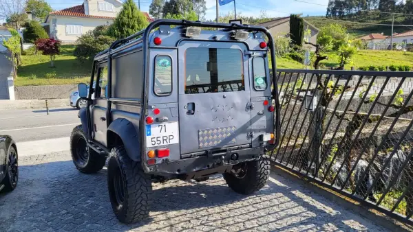 Land Rover Defender 2001 - 35000 EUR, 81787 km - AUTO.MOTO.pt - 81787km - foto 3 de 57
