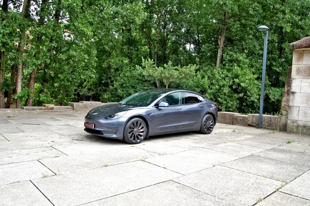 Tesla Model 3 2022 - 34500 EUR, 50871 km - AUTO.MOTO.pt - 50871km - foto 2 de 13
