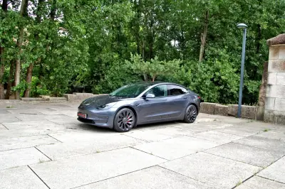 Tesla Model 3 2022 - 34500 EUR, 50871 km - AUTO.MOTO.pt - 50871km - foto 2 de 13