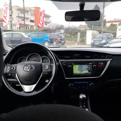 Toyota Auris Touring Sports 2015 - 11650 EUR, 173000 km - AUTO.MOTO.pt - 173000km - foto 9 de 15