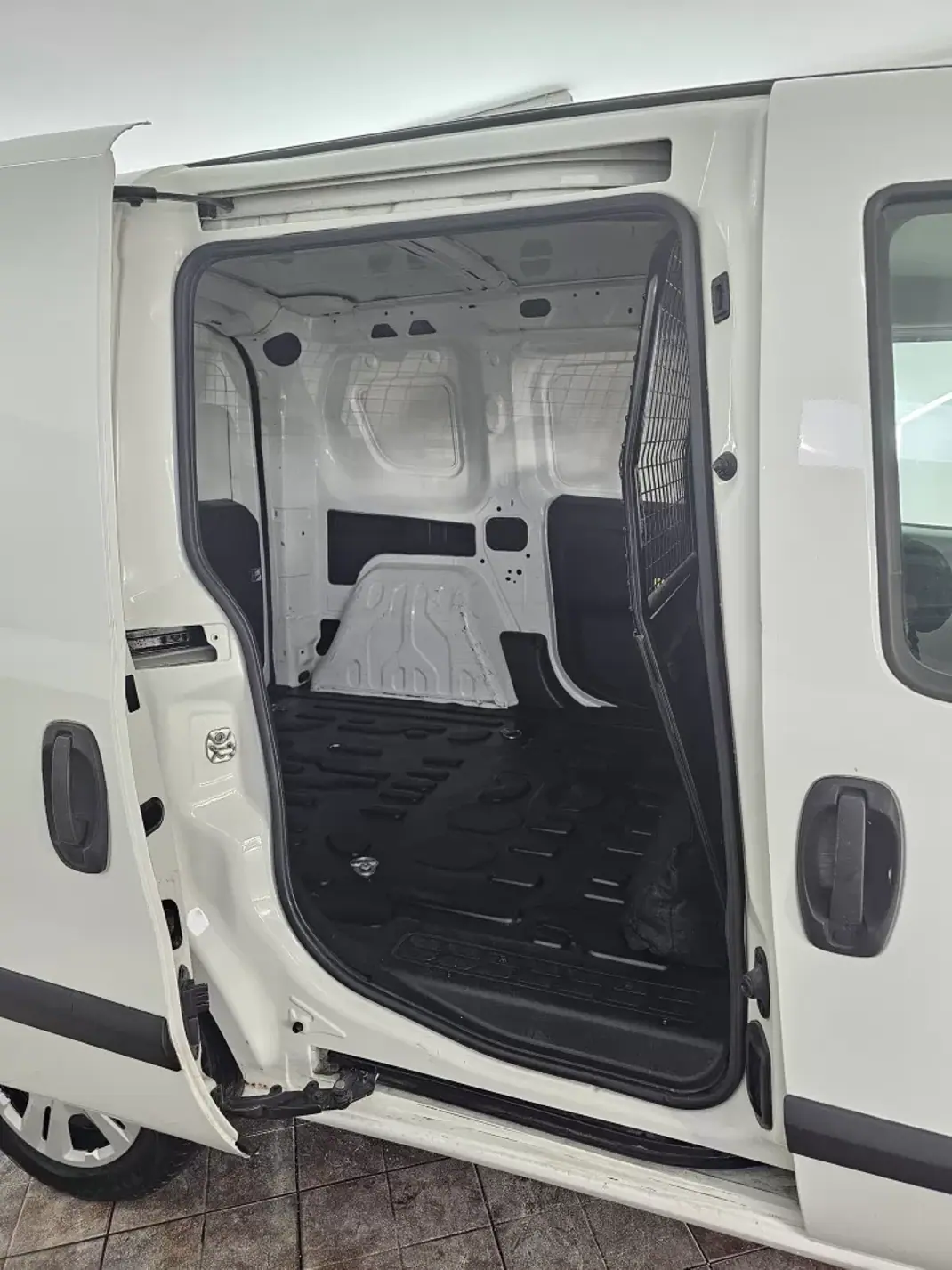 Fiat DOBLO CARGO 1.3 MULTIJET EASY 2018 - 10250 EUR, 177400 km - AUTO.MOTO.pt - 177400km - foto 19 de 26