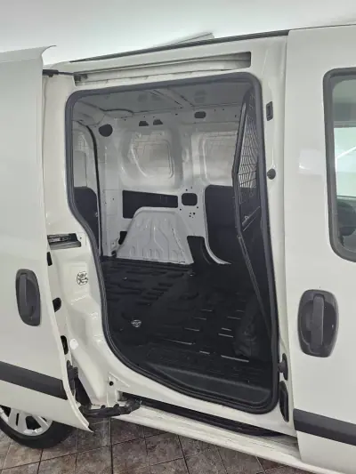 Fiat DOBLO CARGO 1.3 MULTIJET EASY 2018 - 10250 EUR, 177400 km - AUTO.MOTO.pt - 177400km - foto 19 de 26