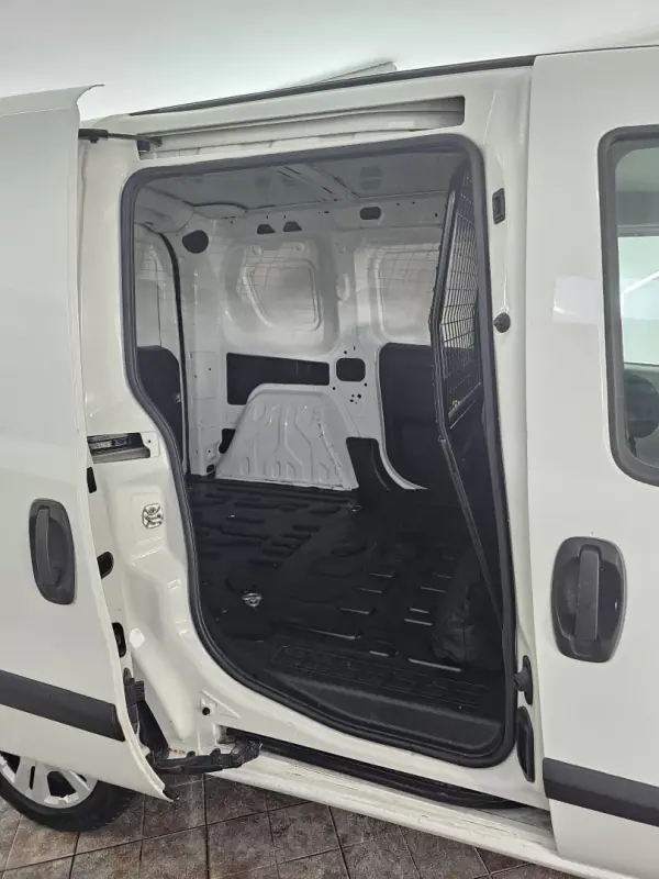 Fiat DOBLO CARGO 1.3 MULTIJET EASY 2018 - 10250 EUR, 177400 km - AUTO.MOTO.pt - 177400km - foto 19 de 26