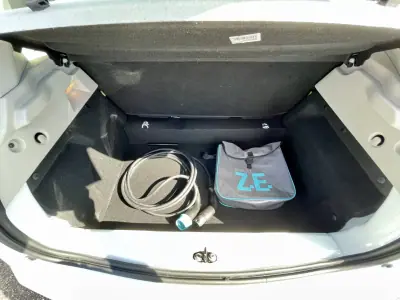 Renault Zoe 2019 - 12750 EUR, 46662 km - AUTO.MOTO.pt - 46662km - foto 21 de 32