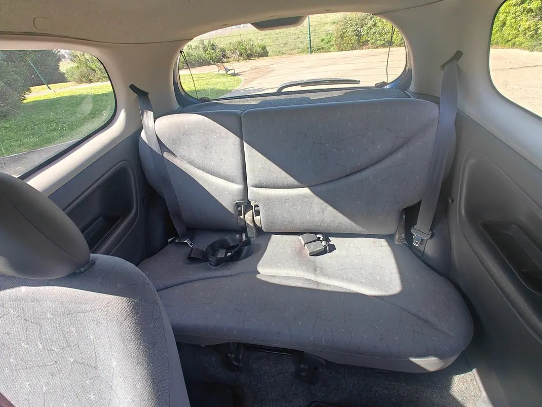 Toyota Yaris 2000 - 2500 EUR, 206000 km - AUTO.MOTO.pt - 206000km - foto 7 de 11