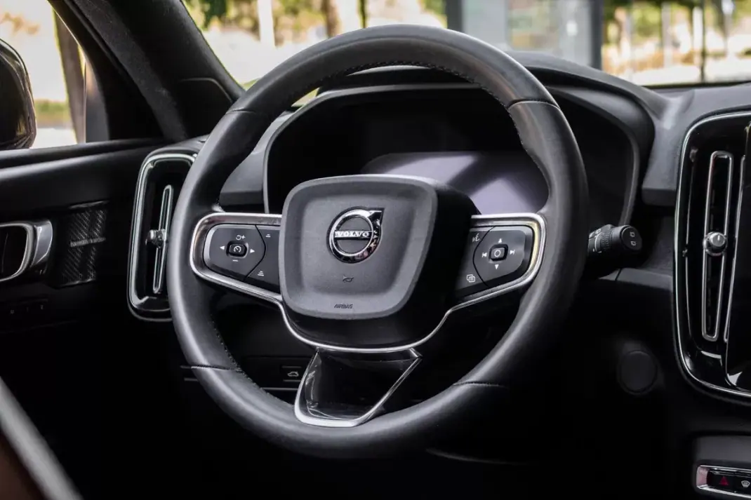 Volvo XC 40 2023 - 31850 EUR, 84500 km - AUTO.MOTO.pt - 84500km - foto 34 de 43